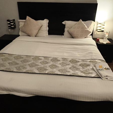 Pearl Suites At Omex Entrenity Vrindāvan Exteriér fotografie