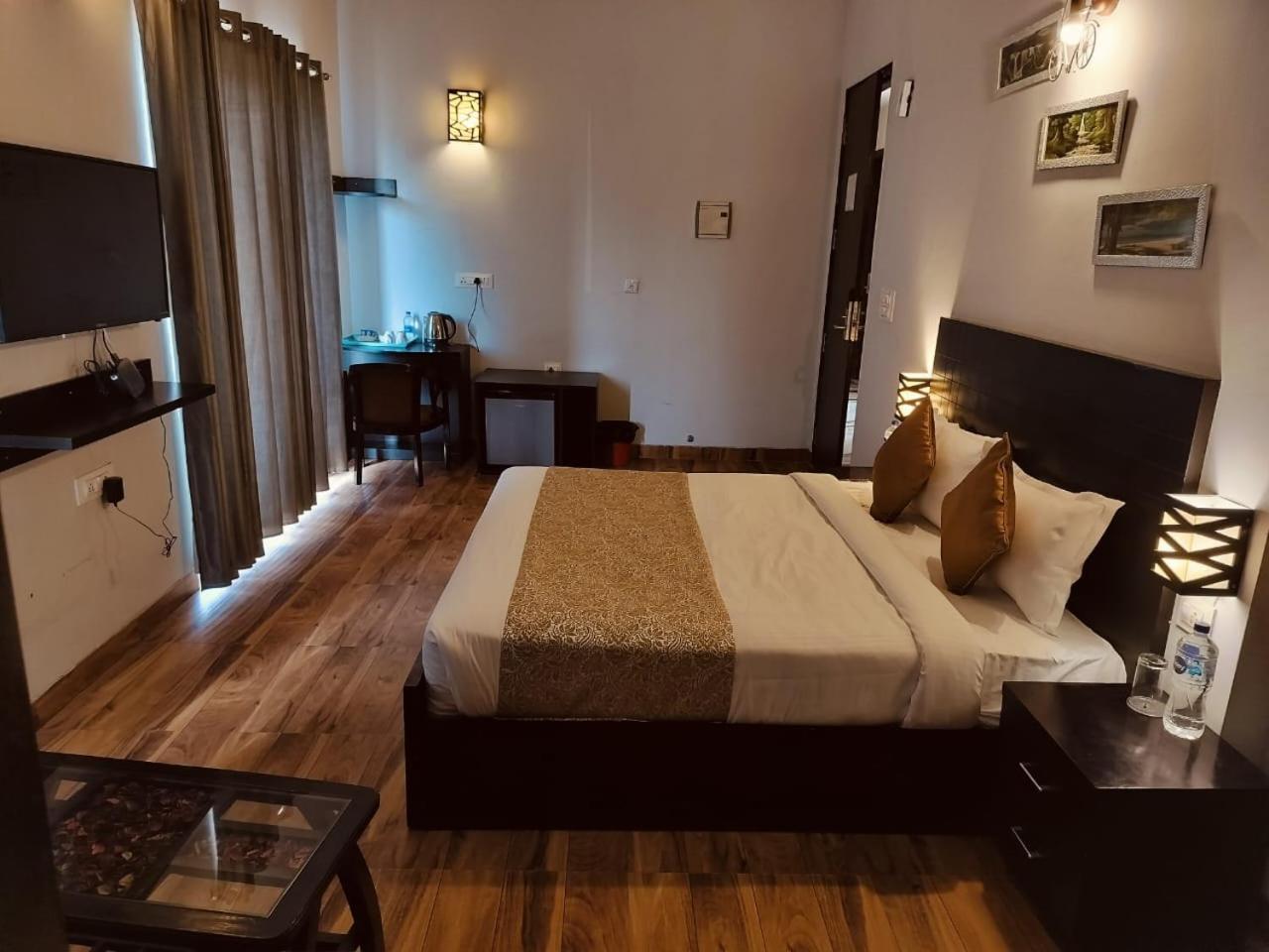 Pearl Suites At Omex Entrenity Vrindāvan Exteriér fotografie