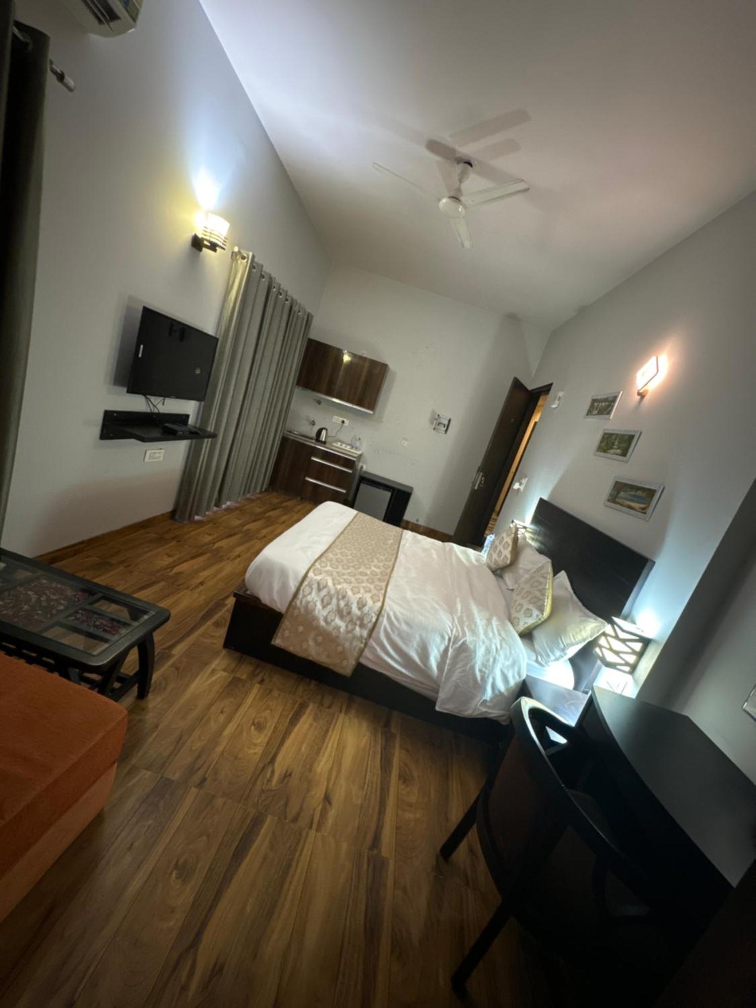 Pearl Suites At Omex Entrenity Vrindāvan Exteriér fotografie