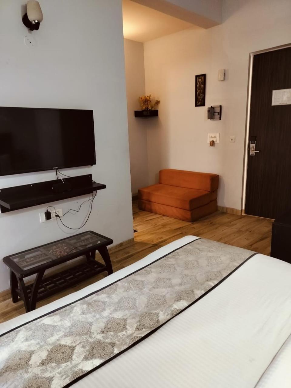 Pearl Suites At Omex Entrenity Vrindāvan Exteriér fotografie