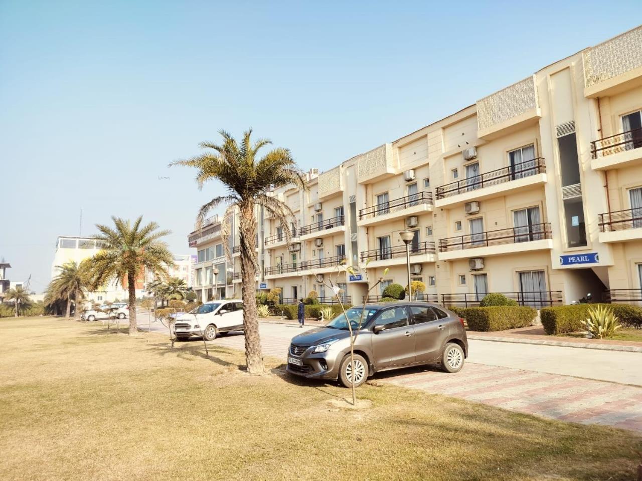 Pearl Suites At Omex Entrenity Vrindāvan Exteriér fotografie