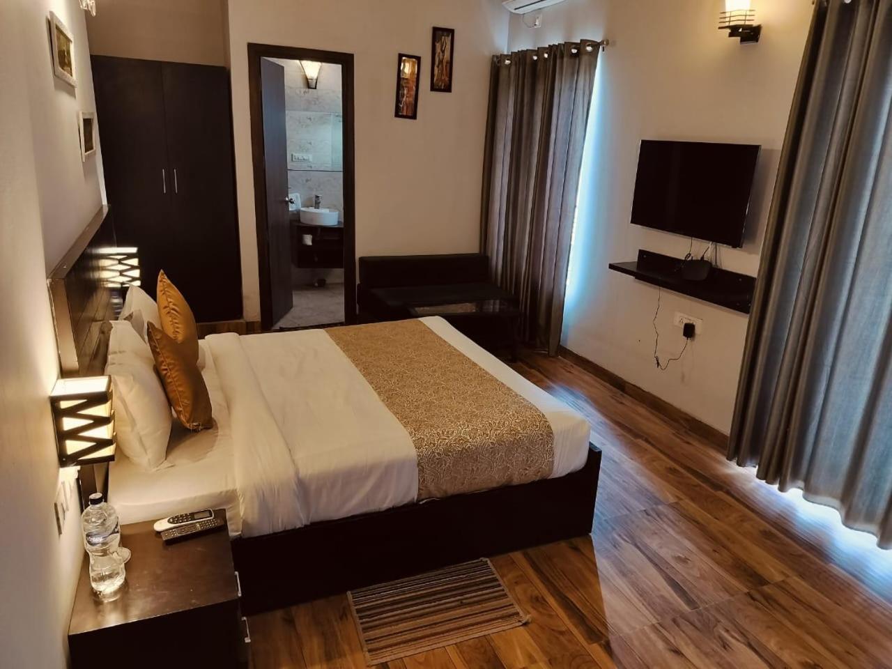 Pearl Suites At Omex Entrenity Vrindāvan Exteriér fotografie