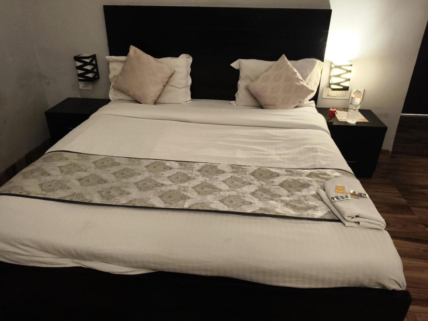 Pearl Suites At Omex Entrenity Vrindāvan Exteriér fotografie