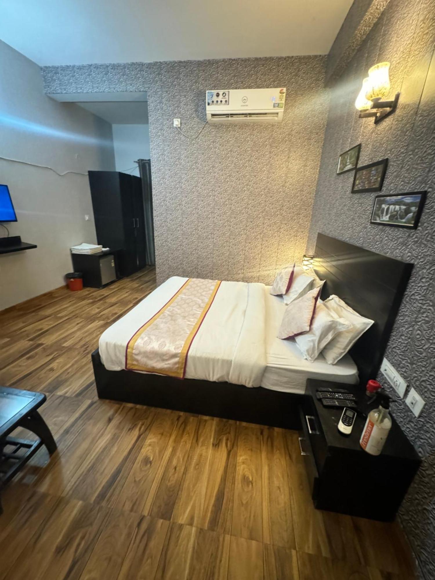 Pearl Suites At Omex Entrenity Vrindāvan Exteriér fotografie